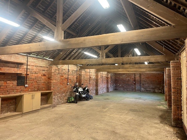 Industrial Unit in Tong - photo 2